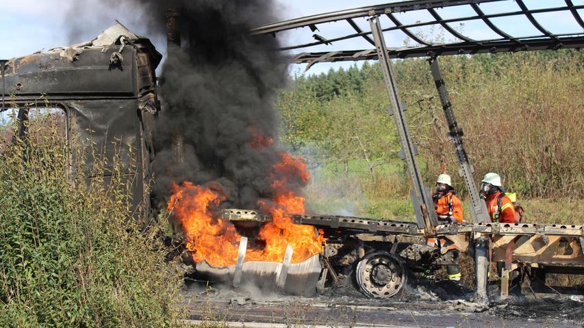 Fahrzeuge bei Frontalkollision komplett ausgebrannt: Insassen sterben