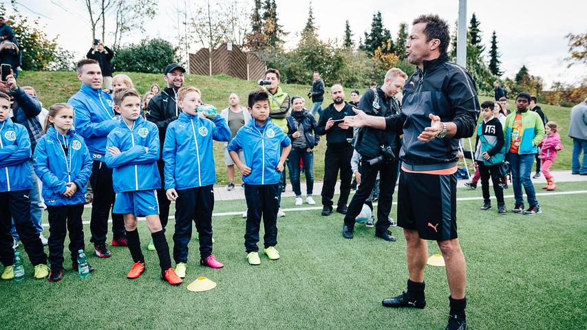 Damit löste er ein Versprechen ein: Lothar Matthäus hatte beim 1. FC Herzogenaurach selbst als Kind mit dem Fußballspielen begonnen und ist seit diesem Sommer Ehrenspielführer des Vereins.