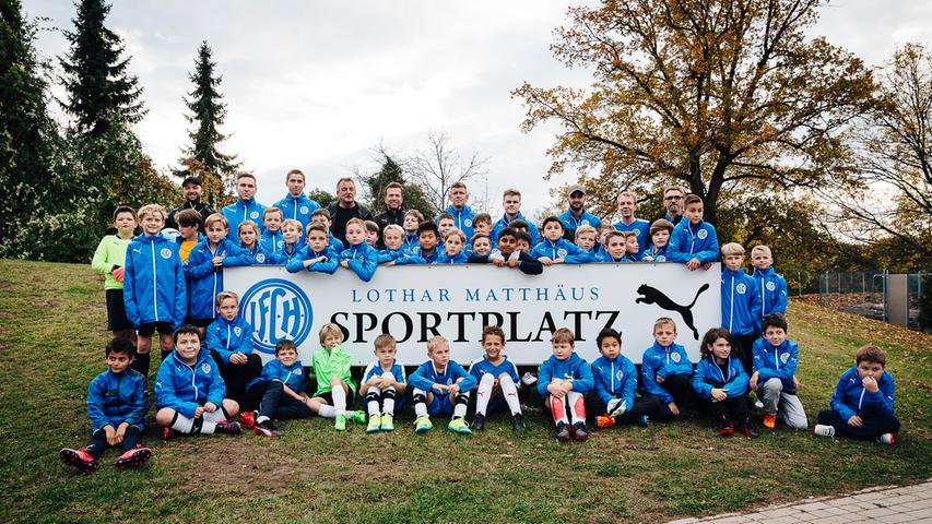 Damit löste er ein Versprechen ein: Lothar Matthäus hatte beim 1. FC Herzogenaurach selbst als Kind mit dem Fußballspielen begonnen und ist seit diesem Sommer Ehrenspielführer des Vereins.