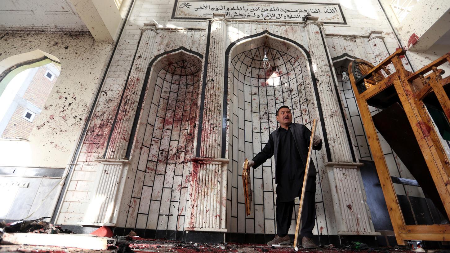 "Es war ein grausiger Anblick. Überall lagen Leichen und die Wände waren voller Blut", berichtet ein Zeuge des Anschlags in Kabul.