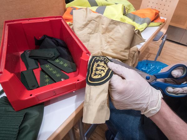 Alte Uniformen der bayerischen Polizei werden zu Taschen