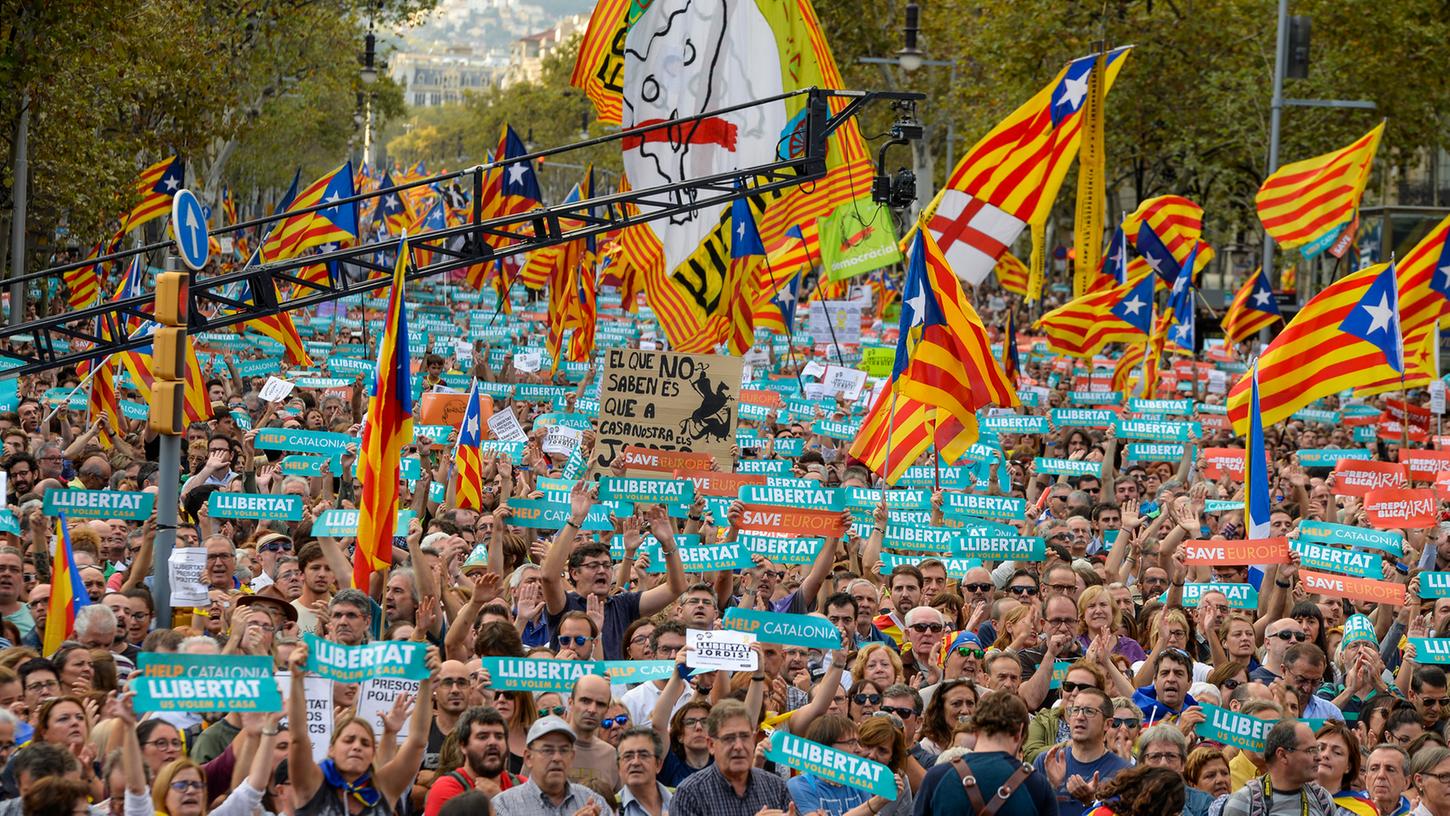 Tausende Anhänger der Unabhängigkeit der spanischen Region Katalonien sind in Barcelona auf die Straße gegangen, um gegen die Zentralregierung zu protestieren.
