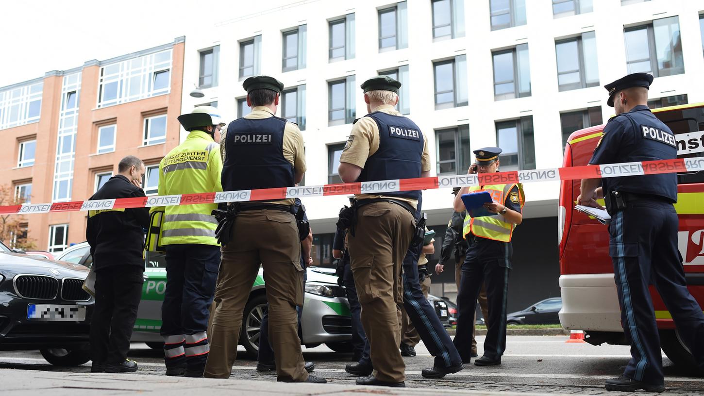 Mehrere Menschen sind am Samstag in München von einem Unbekannten mit einem Messer angegriffen und verletzt worden.