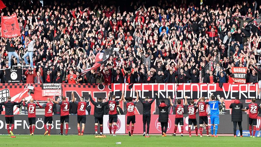 Zusammen mit 33.600 Fans feierte der 1. FC Nürnberg seinen 2:1-Sieg über Dynamo Dresden.