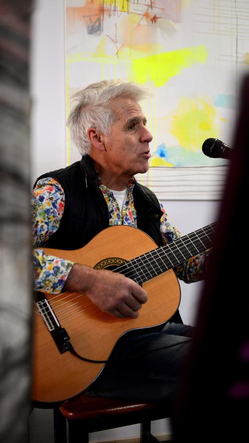 Fürther Künstlerinnen und Künstler luden ein zum Gastpiel 2017 und bekamen jede Menge Besuch. Hier in der Kaiserstraße 173 (Clinc), Leon da Silva an der Gitarre.