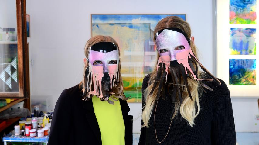 Fürther Künstlerinnen und Künstler luden ein zum Gastpiel 2017 und bekamen jede Menge Besuch. Hier in der Friedrichstraße 17 bei Julia Frischmann (links) und Cyrena Dunbar hinter Masken.