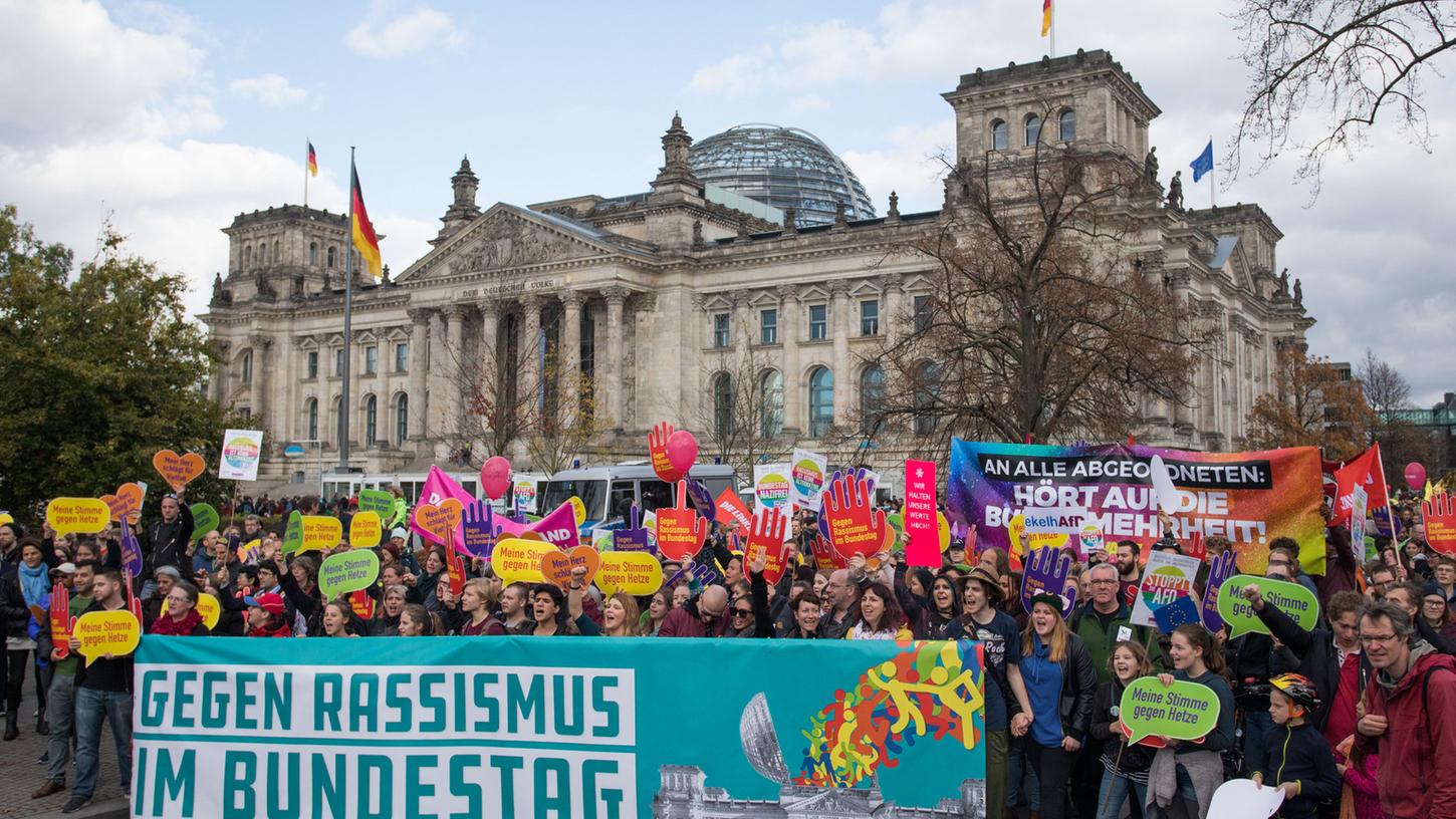 Mehrere tausend Menschen demonstrierten am Sonntag in der Nähe des Reichstages in Berlin unter dem Motto "Gegen Rassismus im Bundestag".