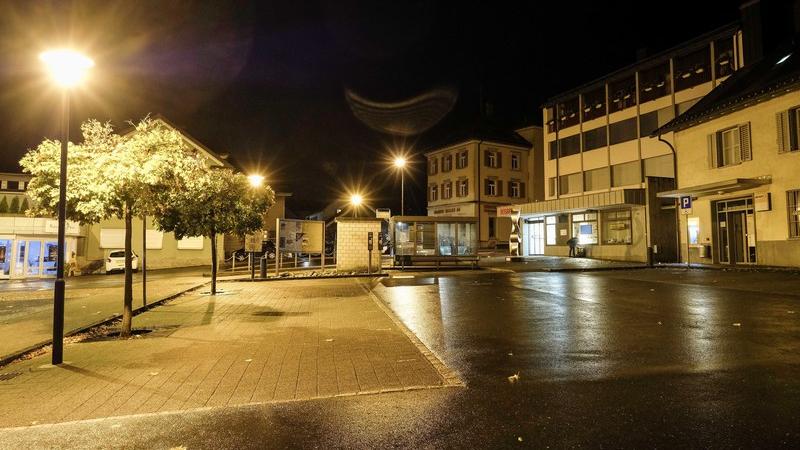 Der Postplatz im Zentrum von Flums nachdem der 17-Jährige mehrere Person mit einer Axt verletzt hatte. Mit einem gestohlenen Auto versuchte er anschließend zu fliehen.