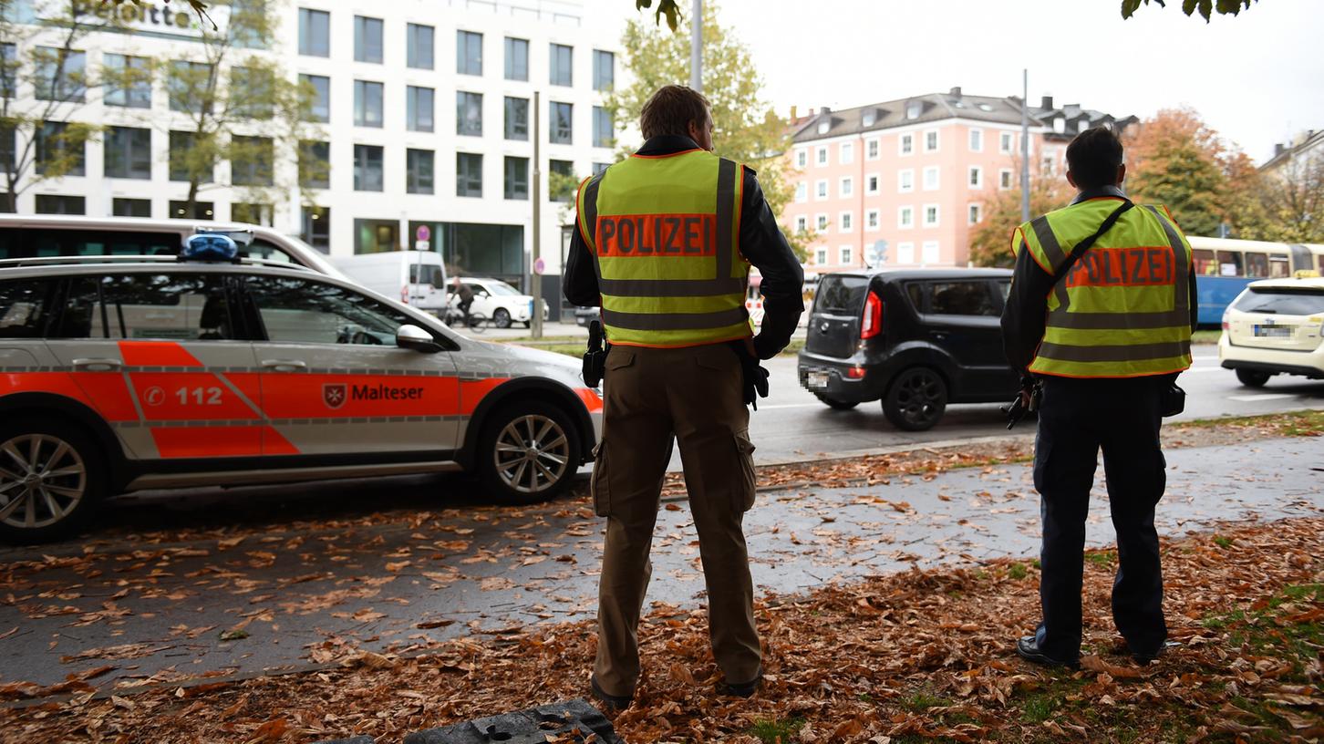 Bei einer Messerattacke sind am Samstag in München acht Menschen leicht verletzt worden.
