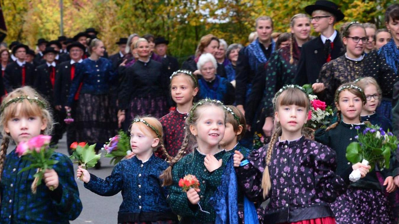 Bunte Brauchtumspflege: Auch Kinder liefen beim Umzug des Heimat- und Verkehrsvereins mit und schwenkten stolz ihre Blumensträuße.