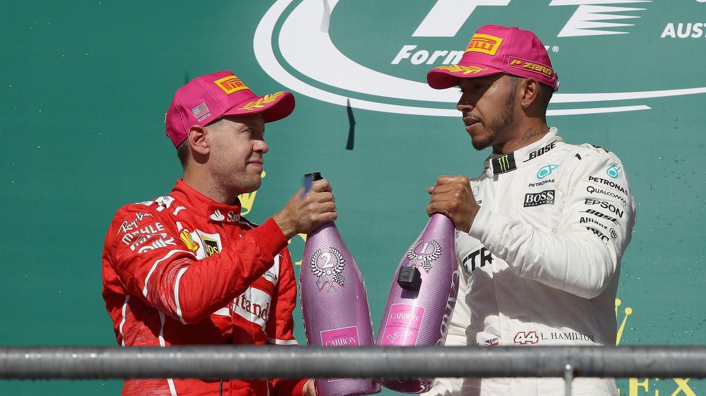 Sebastian Vettel (li.) musste sich auch in Austin seinem größten Konkurrenten Lewis Hamilton geschlagen geben - und hat damit wohl auch sämtliche Chancen auf den Fahrertitel verspielt.
