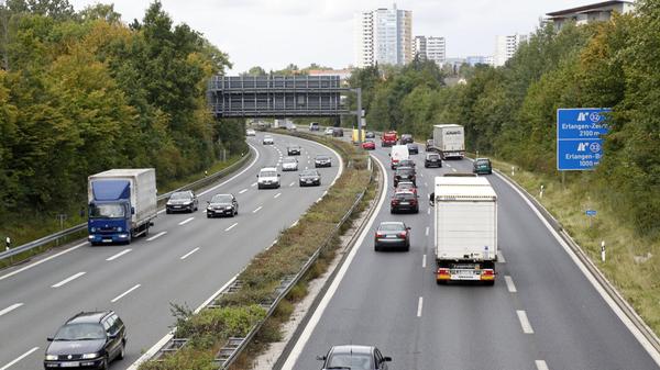 Weiter wird der Plan verfolgt, die A73 zwischen dem Kreuz Fürth/Erlangen und Erlangen-Bruck sechsstreifig auszubauen. Im Gespräch sind dafür sowohl eine Einhausung des Abschnitts als auch die deutlich teurere Tieferlegung der Strecke. Der Bund erstellt gerade eine Kosten-Nutzen-Analyse, um den Jahreswechsel 2020/2021 wird mit dem Ergebnis gerechnet.
