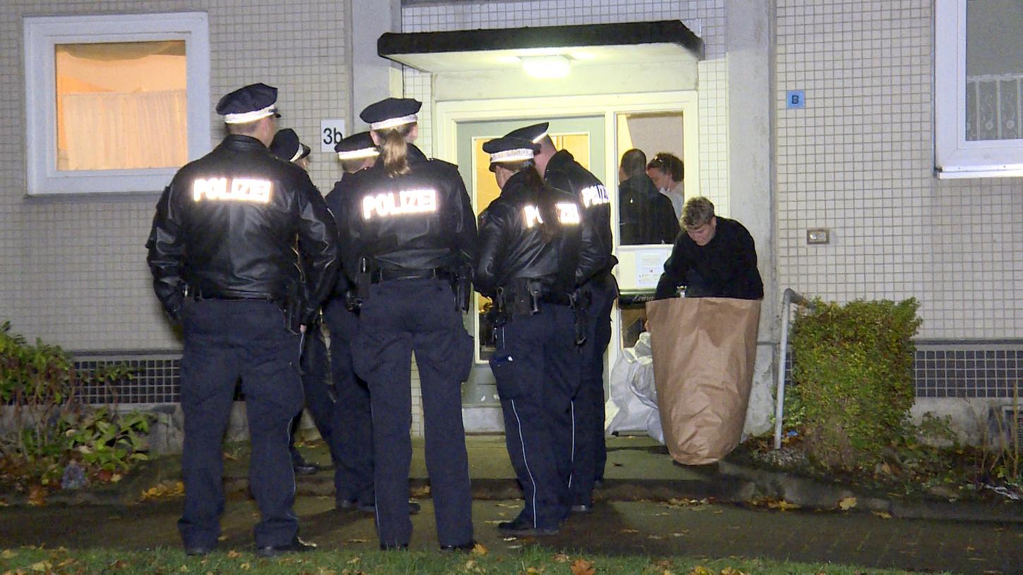 Einsatzkräfte der Polizei stehen in Hamburg im Ortsteil Neugraben-Fischbeck vor dem Wohnhaus, in dem es zu der schlimmen Tat kam. Rettungskräfte konnten vor Ort laut Feuerwehr nur den Tod des Kindes feststellen.