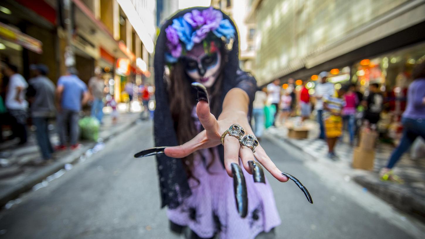 Vorgezogene Halloween-Party am 20. Oktober in Sao Paulo, Brasilien. Wie auch in Nordrhein-Westfallen konkurrieren hier Karneval und Halloween.