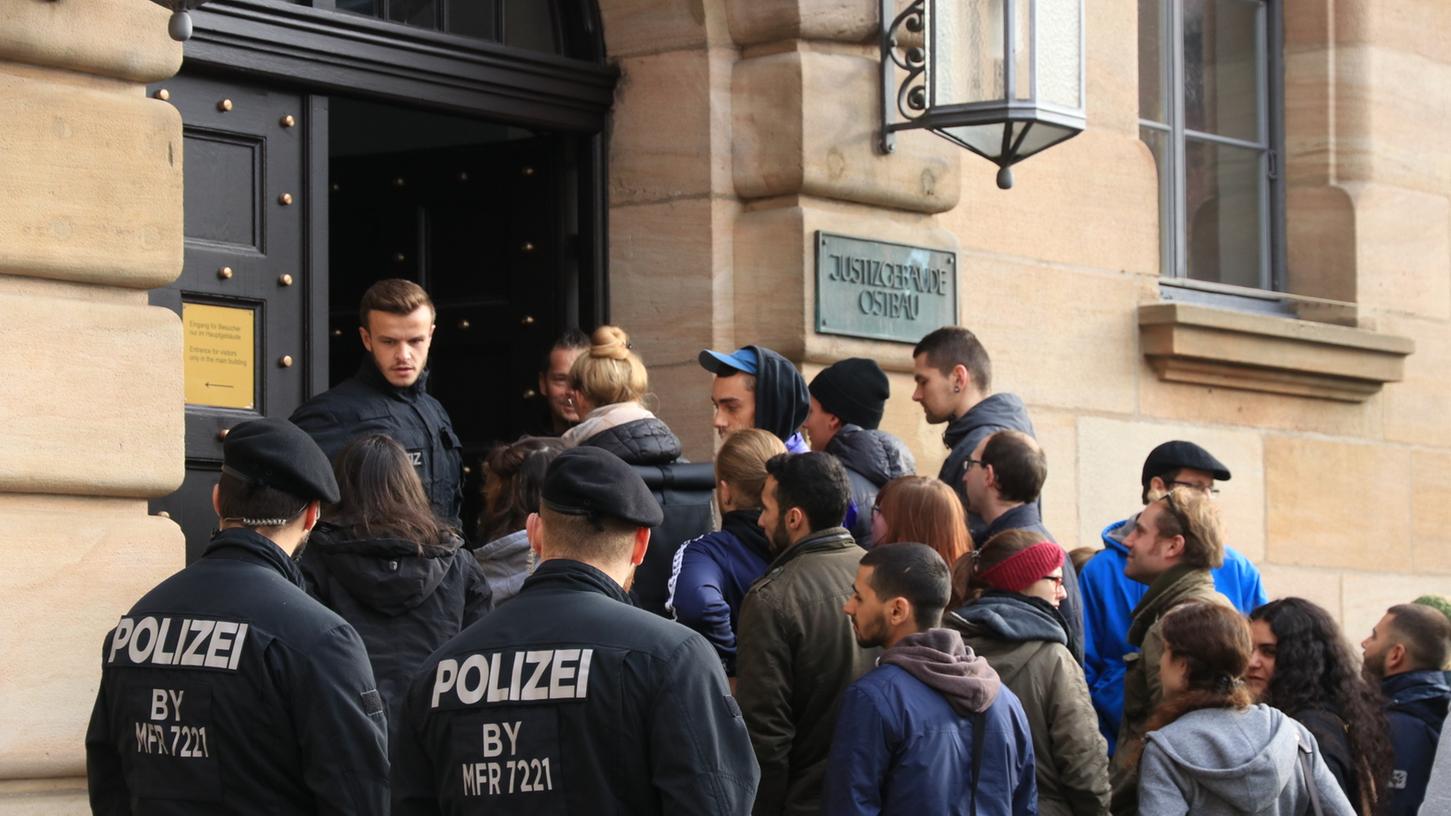 Am Dienstag hat der Prozess gegen einen 22-Jährigen begonnen, der bei einem gescheiterten Abschiebeversuch an einer Nürnberger Berufsschule Polizisten verletzt haben soll.