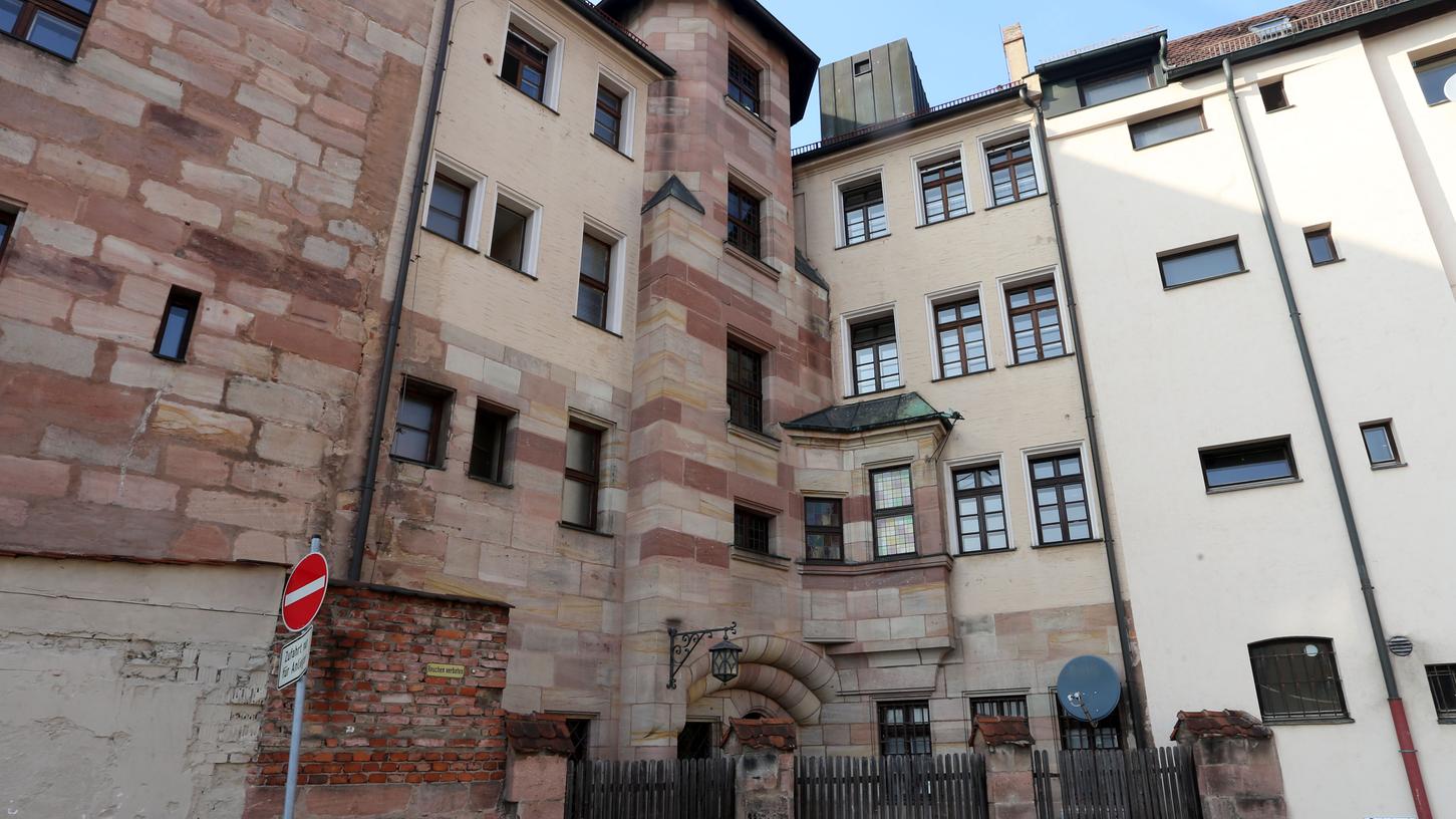 Im Hinterhof des Augustinerhofes: Das Gebäude ist eines der ältesten, noch erhaltenen Bürgerhäuser in der Innenstadt. Sein Besitzer befürchtet, dass der neue Augustinerhof den Bau erheblich verschattet.