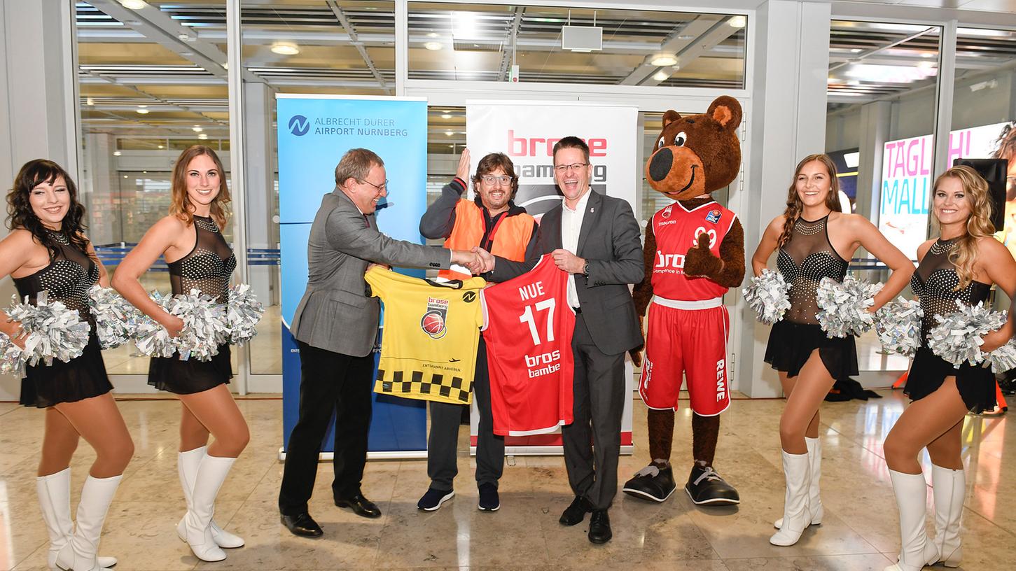 Trikottausch mit Trinchieri: Der Nürnberger Flughafen kooperiert nun mit den Basketballern von Brose Bamberg.