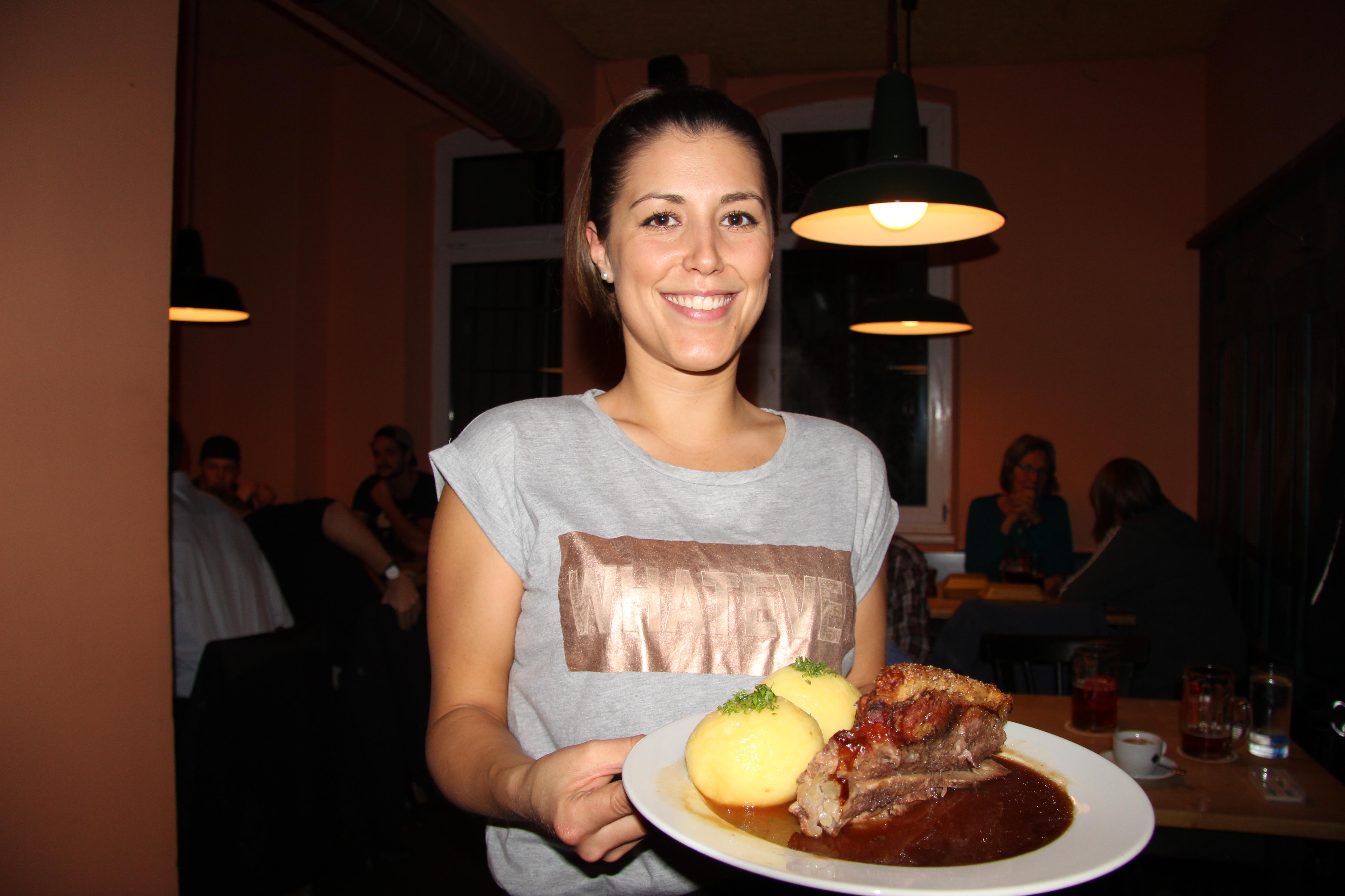 Im Gasthaus Engel steht das Schäufele ganz oben auf der Speisekarte, im Voting reicht es für Platz 4. Jeden Mittwoch ist im urigen Lokal in Schoppershof Schäufele-Tag. Ofenfrisch wird die fränkische Spezialität klassisch in dunkler Soße mit Kloß serviert. Dazu schmeckt ein Hetzelsdorfer der Brauerei Penning-Zeißler vom Fass. 