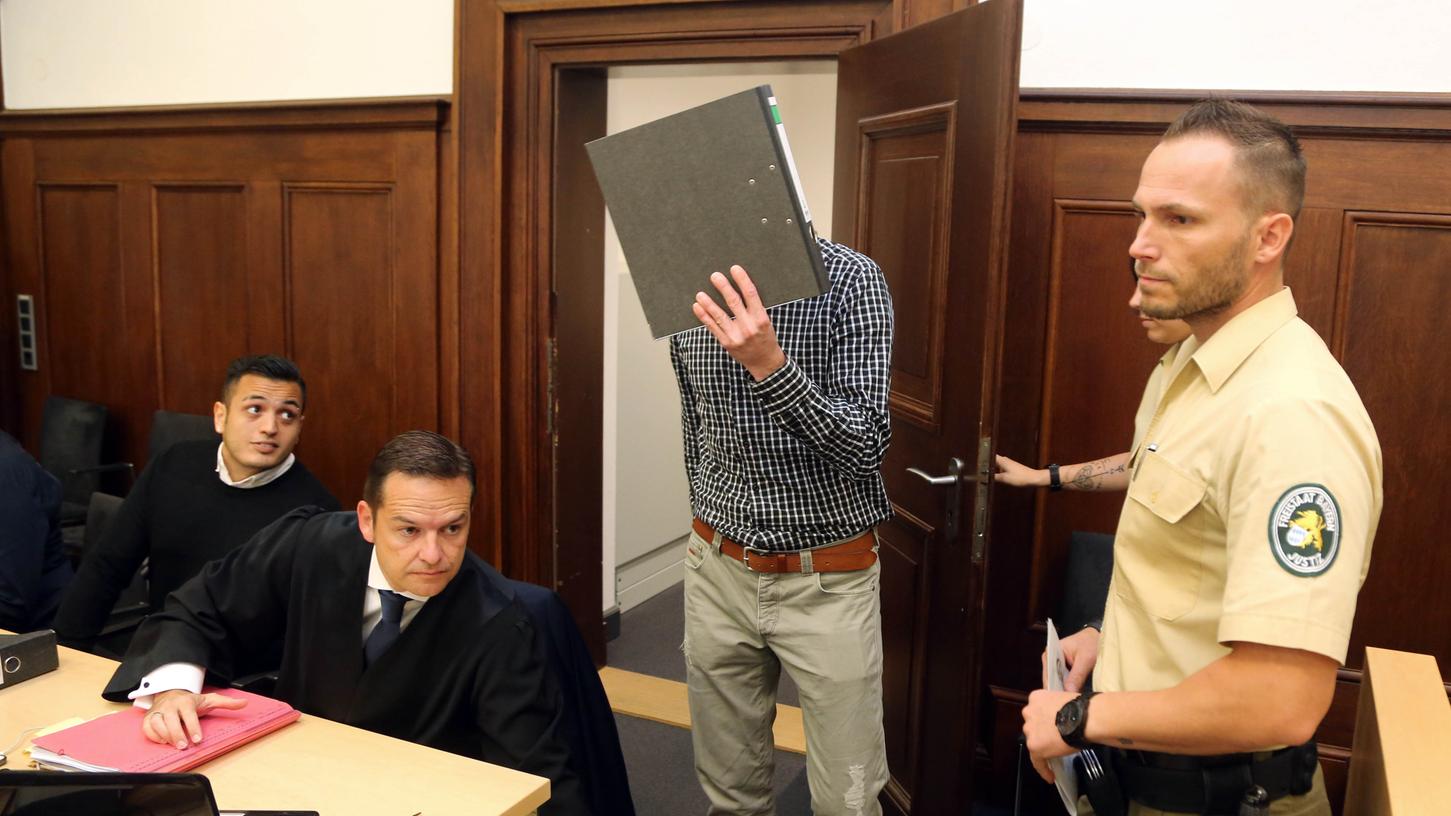 Der Ex-Faschingsprinz, Oliver I., erhielt eine Haftstrafe von sechs Jahren. Der Ex-Faschingsprinz, Oliver I., erhielt eine Haftstrafe von sechs Jahren.