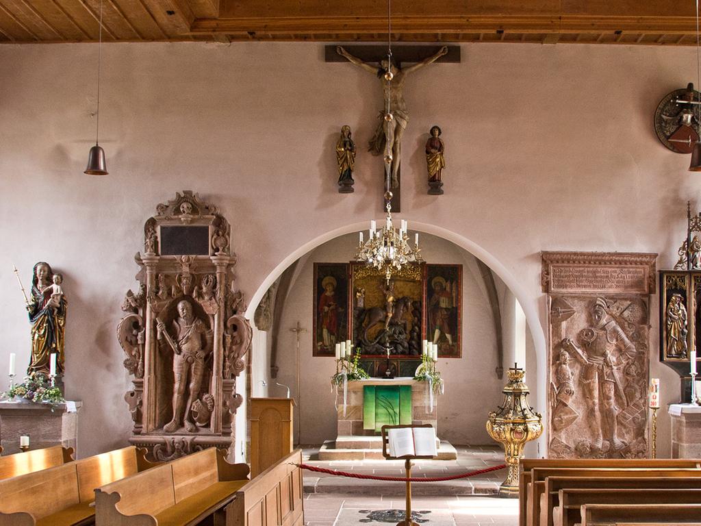 Vieles ging verloren, vieles wurde gerettet, etwa die Madonnenfigur links, die Pfarrer Freymann aus den Flammen rettete. Vieles ging verloren, vieles wurde gerettet, etwa die Madonnenfigur links, die Pfarrer Freymann aus den Flammen rettete.