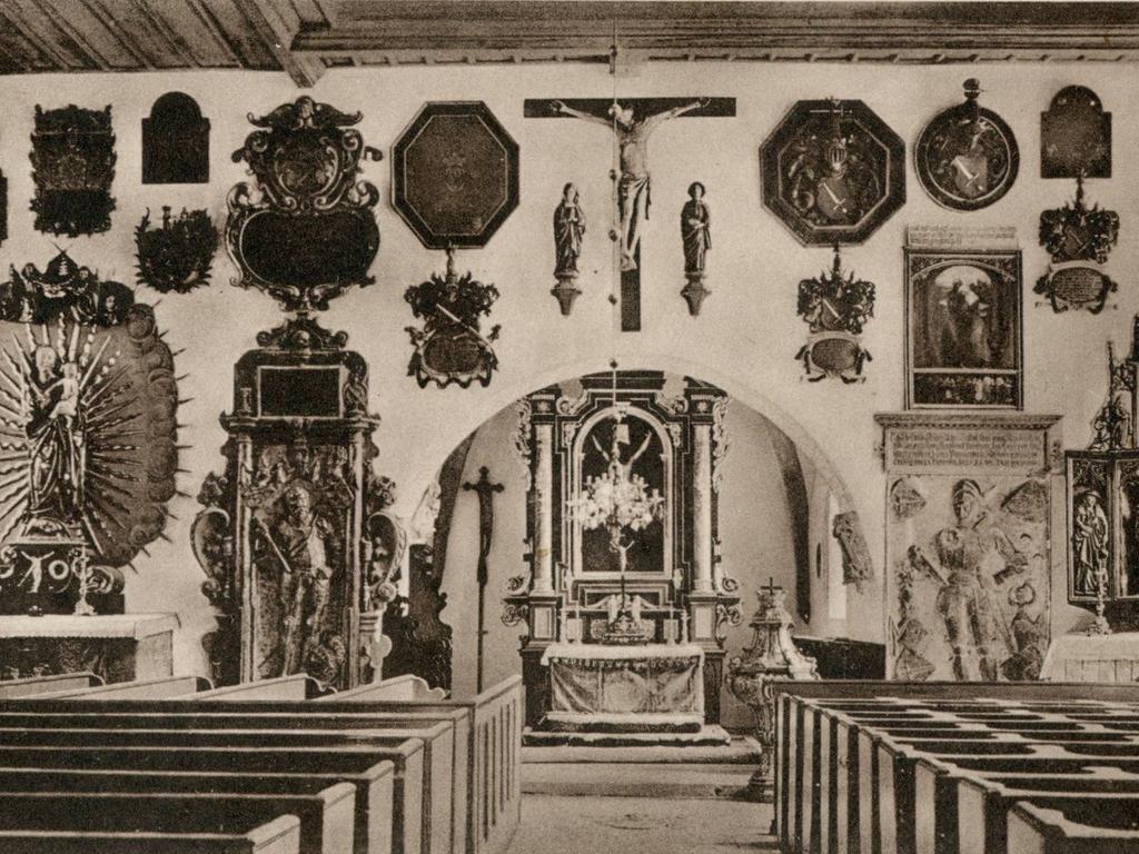 or der Bombennacht 1943 füllten Kunstwerke aus vielen Jahrhunderten die Kirche buchstäblich bis unter die Decke.