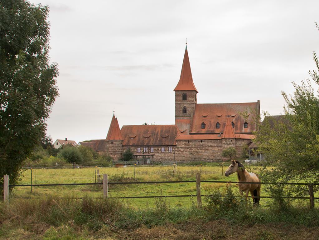Noch heute wirken St. Georg und seine Befestigung wie die Szenerie aus einem Märchenbuch – Mensch und Tier gefällt’s. Noch heute wirken St. Georg und seine Befestigung wie die Szenerie aus einem Märchenbuch – Mensch und Tier gefällt’s.
