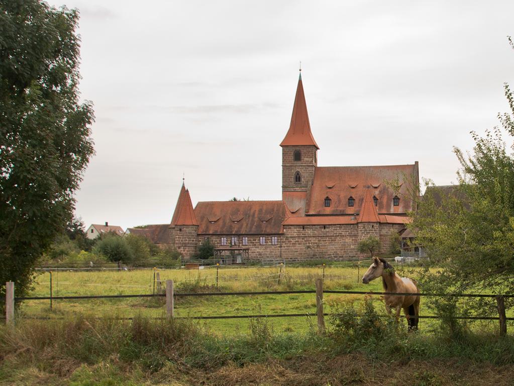 Noch heute wirken St. Georg und seine Befestigung wie die Szenerie aus einem Märchenbuch – Mensch und Tier gefällt’s.