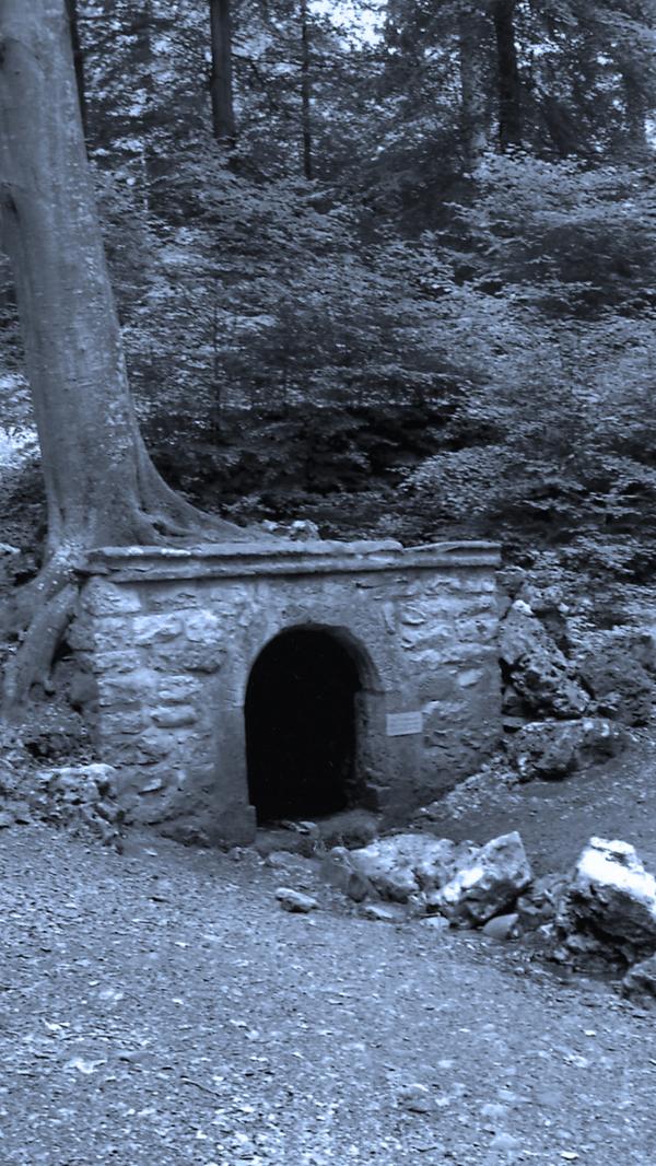 Heimatforscher haben ihre Zweifel daran, doch laut einigen Erzählungen geht der Name der zu einem Brunnen gefassten Quelle des Volkskammerbaches auf einen Doppelmord zurück. Einst soll sich im Wald südöstlich von Weißenburg eine römische Kohorte aufgehalten haben, und einer der Soldaten tötete dort ein germanisches Mädchen und deren Vater. Das Mädchen wollte der Legionär eigentlich zur Sklavin machen, doch sein Opfer wehrte sich nach Kräften und wurde schließlich erstochen und im Waldboden verscharrt. Seitdem geistert die Gemeuchelte als weiße Gestalt durch den Wald, um ihren Vater zu suchen.