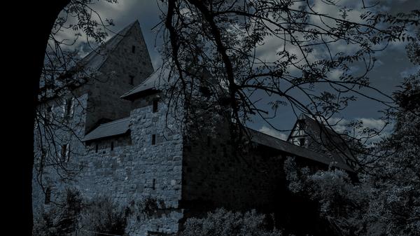 Vor langer Zeit soll sich hinter diesen Mauern eine grausame Tat abgespielt haben. Eine Gräfin, deren Mann auf einem Kreuzzug starb, verliebte sich in den stolzen Burggrafen Albrecht von Nürnberg, doch ihre beiden Kinder schienen der Verbindung im Wege zu stehen. Also stach sie eines Nachts mit einer goldenen Nadel in die Köpfe ihrer Tochter und ihres Sohnes und erzählte, die beiden seien eines plötzlichen Todes gestorben. Der Graf wollte sie dennoch nicht heiraten, und seit ihrem Tod wandelt die verschmähte Gräfin in einem weißen Gewand durch das Anwesen bei Ipsheim. Man erzählt sich auch, dass viele Jahre lang in der Burg ein Gemälde der Verfluchten hing, das nachts manchmal nur eine leere Leinwand zeigte.