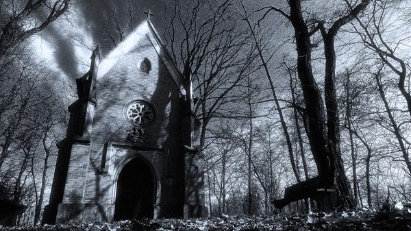 In einem Waldgebiet nahe der Waldnaab hat sich die Familie von Sazenhofen, ein ursprünglich aus Niederbayern stammendes Adelsgeschlecht, einst eine eigene Gruftkapelle errichten lassen. Dieser Backsteinbau im neugotischen Stil hat die Phantasie der dort lebenden Menschen mächtig beflügelt, denn angeblich halten es die Herren von Sazenhofen vor allem rund um Allerseelen und in den Rauhnächten nicht in ihren steinernen Grabstätten aus. Mit der wilden Jagd brausen sie dann durch die Lüfte und wagen gerne auch mal mit den Hexen ein Tänzchen. Nur vor einem schwarzen Pudel mit feurigen Augen, der in dieser Gegend ebenfalls sein Unwesen treiben soll, haben auch diese adeligen Untoten Respekt.