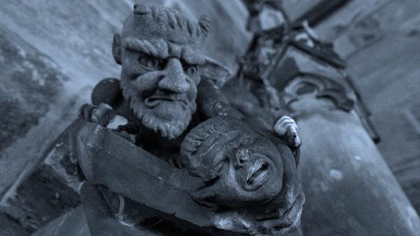 Wie nur kann man seine Kinder zur Wahrheitsliebe erziehen? In Nürnberg schuf man für diesen Zweck die Legende vom "Schusserbou", der einst mit seinen Schulkameraden am Lorenzer Platz schusserte und dabei stets kräftig schummelte. Als er von den Freunden darauf angesprochen wurde, stritt er alles ab und rief: "Wenn‘s nicht wahr ist, soll mich der Teufel holen." Das ließ sich der Leibhaftige nicht zweimal sagen und nahm den Buben mit sich. Eine Figur am Brunnen neben der Lorenzkirche erinnert an diesen Vorfall, außerdem wird der Knauf am Chordach "Lausbubenkäpple" genannt. Während des Flugs mit dem Teufel soll der Schusserbou dort seine Mütze verloren haben.