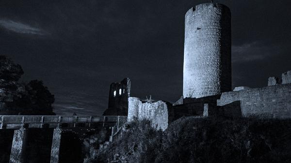 In stürmischen Vollmondnächten hört man angeblich das Weinen und Wehklagen der ruhelosen weißen Frau, die einst die geraubten Schätze ihrer Vorfahren, den Raubrittern von Wolfstein, für fromme Zwecke verwenden sollte. Da sie die Reichtümer jedoch für sich behielt, muss sie seit mehreren hundert Jahren in den verfallenen Gemäuern hoch über Neumarkt ruhelos umherwandern. Zwei Bauern sollten sie einmal erlösen und betraten um Mitternacht einen schwarzen Saal in der Ruine, wo eine Schlange mit rot glühenden Augen und einem Schlüssel im Maul die Schatztruhe bewachte. Als die Schlange zu einem Lindwurm anschwoll und Glut und Feuer spie, verließ die beiden jedoch der Mut. Voller Angst liefen sie um ihr Leben und ließen den Schatz und die verzweifelte weiße Gestalt zurück.
