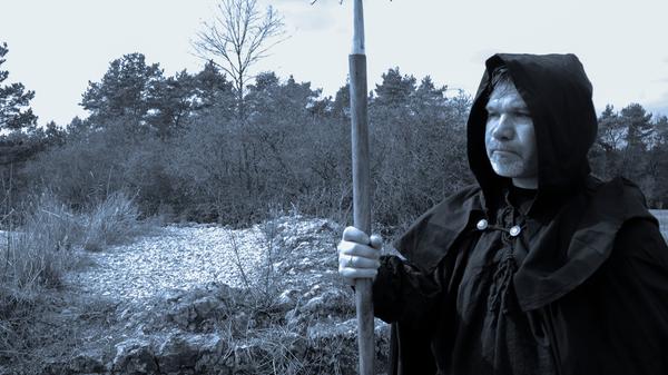 Wer zurückreisen möchte in die oft blutige Vergangenheit unserer Vorfahren, der sollte beim Hochgericht vorbeischauen. Steinerne Überreste im Quadrat erinnern an den Ort, an dem zahlreiche Menschen gehängt wurden. "Tod durch Erhängen war normalerweise eine schnelle Angelegenheit", so Thomas Büttner, Scharfrichterführer von Pottenstein. Außer man starb nicht am Genickbruch, sondern erstickte. Der letzte, der in Pottenstein gehängt wurde, war ein Gößweinsteiner. Er hatte behauptet, dass das Pottensteiner Bier nicht trinkbar ist.