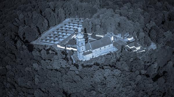 Heute ist die 150 Höhenmeter über der Stadt Amberg thronende Mariahilfkirche ein bekannter Wallfahrtsort, von der vermutlich um das Jahr 1100 dort errichteten Burg ist dagegen nichts mehr zu sehen. Um deren Ende ranken sich aber eine ganze Reihe von Schauergeschichten. Unter anderem soll wegen der Untaten eines dort lebenden Raubritters ein Gewitter die Burg und alle ihre Bewohner fortgespült haben. Die Hollerwiese auf dem Mariahilfberg soll deshalb hohl klingen, wenn man dort einen Stein fallen lässt. Angeblich finden sich im Untergrund noch Überreste des verfluchten Baus. Außerdem soll dort der Geist eines verfluchten Mädchens umgehen, dass an einem Sonntag den Gottesdienst verschlafen hatte.