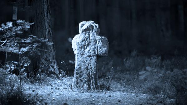 Nahe Eichelburg im Landkreis Roth sind noch Reste der Burg Wartstein zu sehen. Auch ein Wegkreuz erinnert an den Bau, der mehrmals niedergebrannt und zerstört wurde. Seinen Beinamen Teufelsknopf verdankt der Ort dem schlimmen Schicksal eines örtlichen Wirtes, der dort dem Satan in Menschengestalt begegnet war. Der Teufel bot einen Taler dafür, wenn ihm der Wirt etwas von seinem Blut gebe. Der aber drohte dem Leibhaftigen Prügel an, der daraufhin mit ohrenbetäubendem Gekreische verschwand und dabei einen goldenen Knopf verlor. Kurz darauf verfiel der Wirt dem Wahnsinn, und noch heute soll es an diesem Ort spuken.