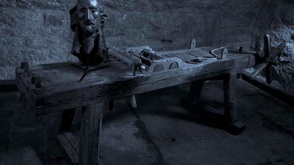 Grauenerregende Folterinstrumente wie Stachelstuhl, Streckbank oder Beinschrauben, der Mantel eines mittelalterlichen Scharfrichters oder Darstellungen des "Schandpfahls", an dem Sünder vor den Augen der Öffentlichkeit bloßgestellt wurden – das "Mittelalterliche Kriminalmuseum" in der mittelfränkischen Touristenstadt ist nichts für zarte Gemüter. Wie in Deutschland jahrhundertelang bestraft, gefoltert und hingerichtet wurde, das macht viele Besucher heute noch betroffen. Dennoch steht die Folterkammer im Mittelpunkt des Interesses. Obwohl die gruseligen Martergeräte im Untergeschoss nur etwa 20 Prozent des Ausstellungsfundus ausmachen, widmen die Führungen den Großteil der Zeit diesem Kabinett der Schaurigkeiten.