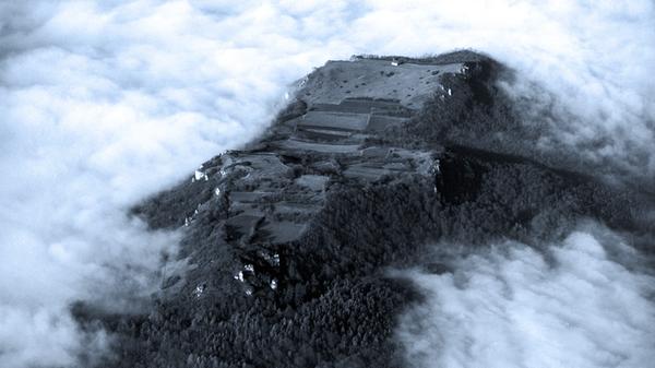 Natürlich ranken sich auch um das erhabene und im Volksmund nur "Walberla" genannte Hochplateau im Landkreis Forchheim einige Sagen und Legenden. Unter anderem war das beliebte Ausflugsziel in grauer Vorzeit eine heidnische Kultstätte und angeblich auch ein Refugium für Hexen und Dämonen. Die Menschen in den umliegenden Dörfern zeichneten deshalb drei Kreuze an die Türen der Häuser und Ställe, um das Böse abzuhalten. Angeblich habe die Namensgeberin des "Walberlas", die Heilige Walburga, die auf der Ehrenbürg hausenden Hexen gezwungen, ihr beim Bau der immer noch dort stehenden Kapelle zu helfen. Dafür dürfen sie in der Walpurgisnacht ihr Unwesen treiben.