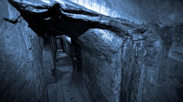 Unter dem Rathaus bekommen hartgesottene Besucher einen Einblick in ein schauriges Kapitel Nürnberger Justizgeschichte und können sich in den Folterkellern und Todeszellen auch testweise die Daumenschrauben anlegen lassen. Einerseits verspürt man bei der Tour durch die niedrigen und kahlen Räume wohligen Grusel, andererseits auch ein Gefühl der Beklemmung angesichts der unsäglichen Qualen, die den Delinquenten hier einst zugefügt wurden. Unter anderem ließ sich Dracula-Autor Bram Stoker bei einem Besuch in der Frankenmetropole von der damals noch in Nürnberg präsentierten Eisernen Jungfrau, einem mittelalterlichen Folterungs- und Hinrichtungsgerät, zu seiner Gruselgeschichte "Die Squaw" inspirieren.