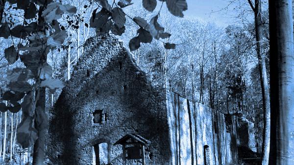 Vor allem auf viele junge Leute übt die Ruine der St. Ulrichs-Kapelle eine große Anziehungskraft aus. Zahlreiche Mystery-Seiten und einschlägige Chatrooms im Internet beschäftigen sich mit den angeblichen übersinnlichen Phänomenen an diesem abgelegenen Ort, unter anderem soll auch dort eine weiße Frau spuken. Allerdings wird die Ruine immer wieder für wilde Partys und okkulte Veranstaltungen missbraucht, leere Flaschen und Getränkedosen sowie Schmierereien an den Wänden sind die Folge. Das nahegelegene Jagdhaus musste vor einigen Jahren nach heftigem Vandalismus sogar abgerissen werden.