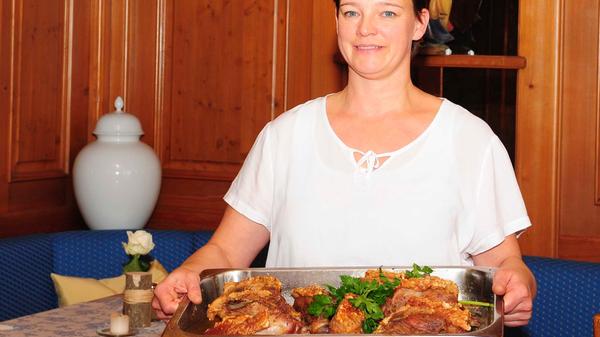 Das Schwanenbräu in Ebermannstadt setzt beim Schäufele auf das hauseigene dunkle Lager. Kurz vor Ende der Bratzeit wird das Fleisch mit dem Dunkelbier abgelöscht und klassisch mit Salz, Pfeffer und Kümmel gewürzt.