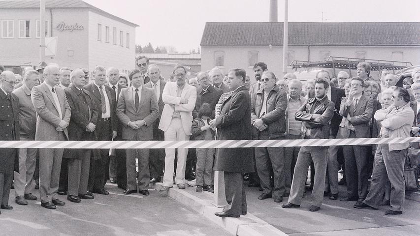 Eineinhalb Jahre lang war der Schutzraum ausgebaut worden, bis die Tiefgarage am 11. April 1983 offiziell eingeweiht wurde. Sieben Millionen Mark hatte das Projekt damals verschlungen. Durch die Doppelnutzung erhielt die Stadt Roth aber Zuschüsse.