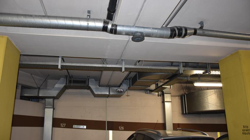 Die runden Rohre sind für die Schutzluft gedacht, die gebraucht worden wäre, wenn der Bunker im Notfall in Betrieb gegangen wäre. Die eckigen Rohre regeln die normale Luftversorgung.