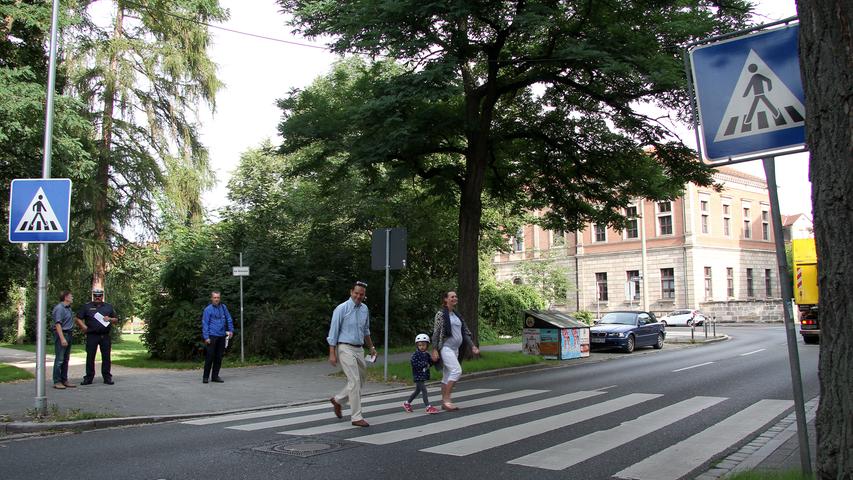 Besonders hoch ist der Anteil der Zu-Fuß-Gehenden bei Kindern und Jugendlichen unter 18 Jahren (34 Prozent), aber auch bei Senioren über 65 Jahre (26,5 Prozent). Übrigens: Wien hat seit 2012 eine Fußgängerbeauftragte. Sie soll in Wien Anwältin der Fußgänger sein.