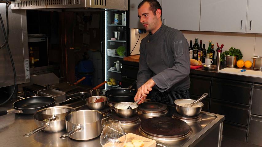 Christian Lunz bei der Vorbereitung des Vier-Gänge-Menüs in seiner Küche.