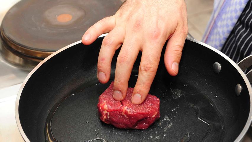 Der Rinderrücken wird rosa serviert. Eine Woche lang wurde das Fleisch aus Birkenreuth mariniert.