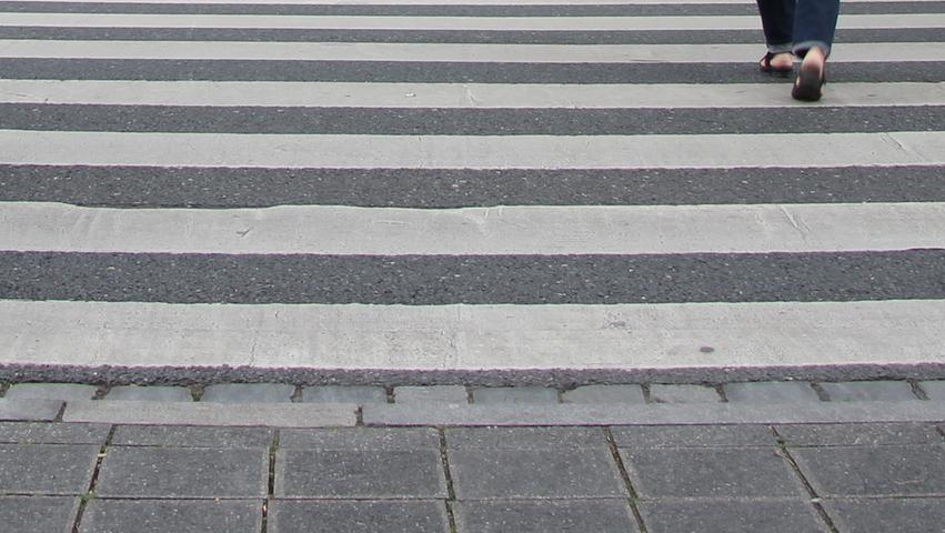 In Nürnberg gibt es 55 Zebrastreifen, kürzlich kamen am Maxtorgraben oder in der Webersgasse wieder neue hinzu. Auch wenn die Stadt im Netz auf ein Problem von Zebrastreifen hinweist, weil "der Fußgänger nicht mehr genau auf den Straßenverkehr achtet". Dadurch werde die Sicherheit nur scheinbar erhöht.