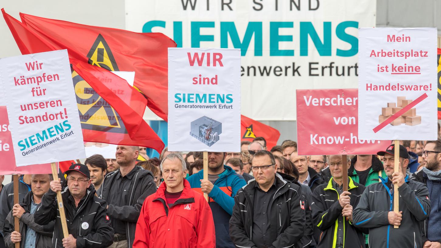 Am Mittwoch demonstrierten Siemens-Mitarbeiter schweigend gegen den möglichen Verkauf des Erfurter Generatorenwerks.