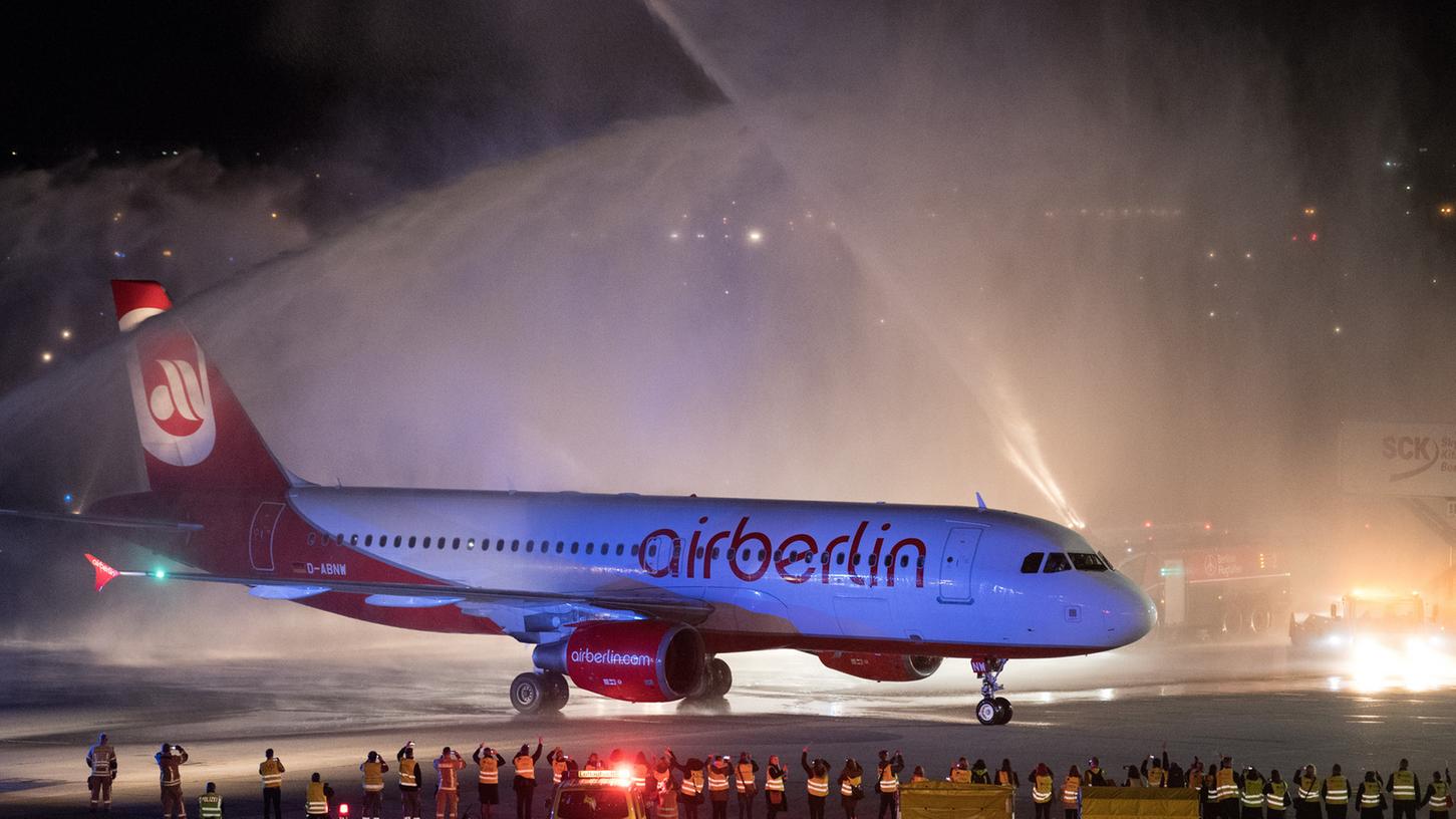Die letzte Maschine der Fluggesellschaft Air Berlin ist Freitagabend in Berlin nach ihrem Flug von München auf dem Flughafen Tegel gelandet und wurde von der Feuerwehr auf dem Rollfeld mit Wasserfontänen empfangen.