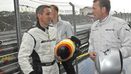 Taxi für den Welttorhüter: Bernd Schneider, fünfmaliger DTM-Champion, nahm Andreas Köpke, Fußball-Europameister, mit auf eine wilde Fahrt über den Norisring – das Bild wurde übrigens vor dem Start aufgenommen. Taxi für den Welttorhüter: Bernd Schneider, fünfmaliger DTM-Champion, nahm Andreas Köpke, Fußball-Europameister, mit auf eine wilde Fahrt über den Norisring – das Bild wurde übrigens vor dem Start aufgenommen.