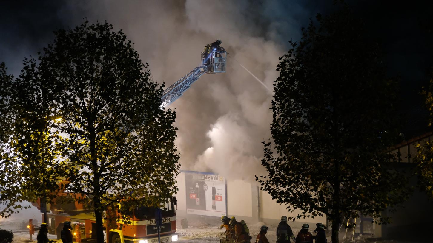 Wenn ein Supermarkt brennt, ist das Risiko für Einsatzkräfte der Feuerwehr deutlich höher. Der Grund: die fragilen Dachkonstruktionen.